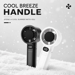 Op de afbeelding: Een zwarte en een witte draagbare handventilator, elk met een ronde kop met interne bladen en een digitaal display op het handvat dat het getal 100 weergeeft. De tekst COOL BREEZE HANDLE en SPEND A COOL SUMMER WITH YOU is zichtbaar.