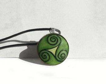 Handbemalter Grüner Anhänger, Keltische Spirale, Lederbandkette, Handmade Halskette
