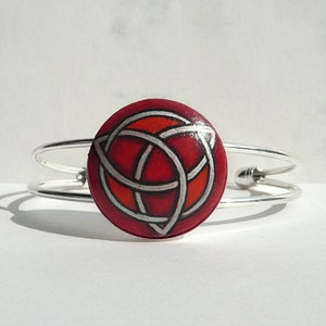 Roter Armreif, Keltisches Armband mit Fassung, Handgemalter Schmuck, Originalbild
