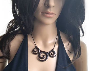Lederbandkette mit Spiralen, Halskette mit Drei Dunkelbraunen Holzspiralen, Ethno Schmuck für Frauen