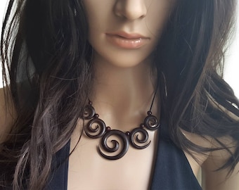 Ethno Kette mit Spiralen, Halskette mit fünf Holzspiralen, Lederbandkette für Damen