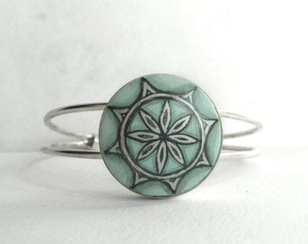 Mandala Armreif in Grün, Bild Armband mit Fassung, Handgemalter Schmuck, Originalbild, Handmade