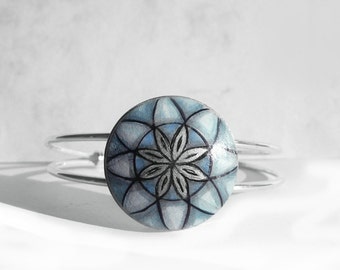 Blauer Armreif, Charm Armband mit Fassung, Handgemalter Armband, Folk Stil, Damenschmuck