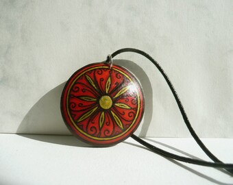 Großer Kettenanhänger, Roter Anhänger, Folk Stil, Lederbandkette, Handbemalter Holzschmuck