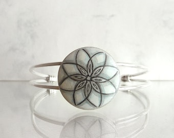 Handbemalter Armreif – Mandala Armband mit geometrischem Blumenmotiv, moderner Schmuck für Frauen