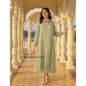 Könnte beinhalten: Ein langärmeliges Hemdkleid mit vertikalem Streifenmuster in Olivgrün und Weiß, klassischem Kragen und durchgehender Knopfleiste. Das Kleidungsstück hat eine lockere, fließende Silhouette, die bis zur Wadenmitte reicht. Text: Brothers Fashion Hub.