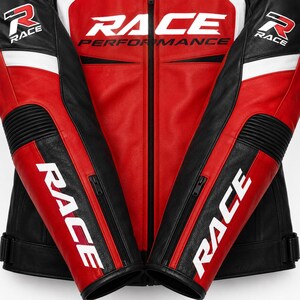 Op de afbeelding: Een rood, zwart en wit leren motorjack met de tekst RACE PERFORMANCE op de borst en RACE op de mouwen. Het jack is voorzien van een centrale ritssluiting, geribbelde elleboogpanelen en verstelbare zijbanden voor een goede pasvorm.