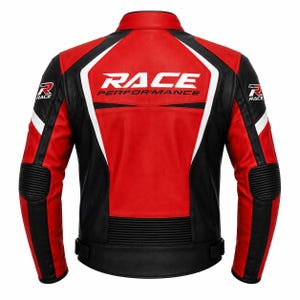 Op de afbeelding: Een rood, zwart en wit leren motorjack met de tekst RACE PERFORMANCE in het wit op de achterkant gedrukt. Het jack is voorzien van geribbelde panelen bij de ellebogen en onderrug, met het RACE-logo op beide bovenmouwen.