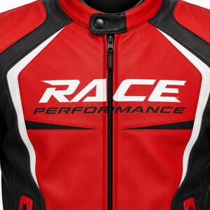 Op de afbeelding: Een rood, zwart en wit leren jack met een centrale ritssluiting en een kraag met drukknoop. Op de borst staat de witte tekst RACE en de zwarte tekst PERFORMANCE. Het ontwerp bevat witte biezen en zwarte panelen.