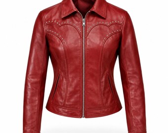 Op de afbeelding: Een rode leren jas met een klassieke kraag, een zilverkleurige ritssluiting over de gehele lengte en lange mouwen met manchetten. Het borstgedeelte is versierd met decoratieve zilveren studs in een gebogen, westers patroon.