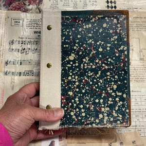 布製の背表紙付きシグネチャージャンクジャーナル3冊 - エフェメラ、タグ、カード、ポケット、タックスポット付き