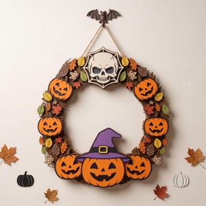 Può includere: Una ghirlanda circolare di Halloween con un teschio bianco centrale, zucche arancioni con volti intagliati e una zucca che indossa un cappello da strega viola. La ghirlanda è decorata con foglie autunnali marroni, arancioni e verdi e pigne.