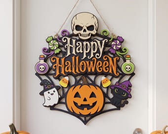Puede incluir: Un letrero decorativo de madera para pared con el texto Happy Halloween en letras naranjas y crema. El diseño incluye una calavera, una calabaza, un fantasma con sombrero de bruja, un gato negro, dulces y botellas de pociones.