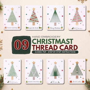 Puede incluir: Un conjunto de 09 tarjetas de hilo para bordado a mano de Navidad con instrucciones en PDF paso a paso. Las tarjetas muestran varios diseños de árboles de Navidad bordados en hilo verde y rojo, con estrellas doradas y texto festivo.