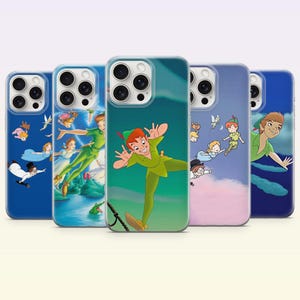 Könnte beinhalten: Fünf Smartphone-Hüllen mit verschiedenen Illustrationen von Peter Pan, Wendy, John, Michael und Tinker Bell im Flug. Die Designs zeigen Szenen, in denen die Figuren über Landschaften, Wolken und Wasser fliegen, mit lebendigen blauen, grünen und rosafarbenen Hintergründen.