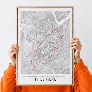 Può includere: Una stampa di mappa topografica incorniciata con intricate linee di contorno grigie su sfondo bianco, evidenziate da un contorno rosso di un'area geografica. La parte inferiore include il testo Custom Message here e TITLE HERE.