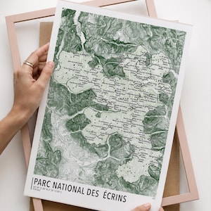 Puede incluir: Una impresión de mapa topográfico del Parc National des Écrins en tonos verdes y blancos. El mapa muestra picos de montañas, marcadores de elevación y el texto Parc National des Écrins con las coordenadas 44 49 51.00 N, 6 20 13.00 E y 918 km2.