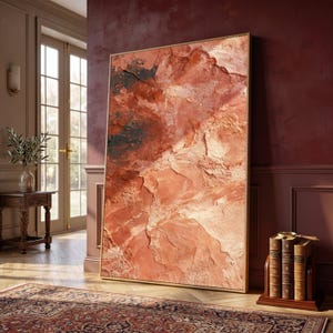 Könnte beinhalten: Ein großes, rechteckiges Wandbild mit einem dicken, strukturierten Impasto-Farbauftrag in Terrakotta, Rost und tiefem Anthrazit. Das Kunstwerk ist in einen dünnen, hellen Holzrahmen gefasst und zeigt eine raue, geschichtete Oberfläche.