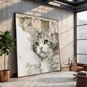 Può includere: Una grande opera d'arte murale rettangolare che presenta un'illustrazione dettagliata di un gatto tigrato con occhi verdi. L'opera incorpora elementi a tecnica mista, inclusi riquadri strutturati con motivi a stella e scritte tenui su sfondo bianco.