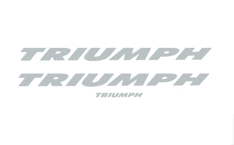 Peut inclure: Deux logos Triumph gris avec le mot "Triumph" en texte plus petit en dessous.