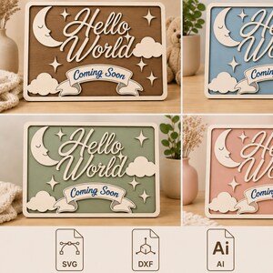 Op de afbeelding: Vier rechthoekige houten borden met een gelaagd ontwerp van een maansikkel, wolken, sterren en de tekst Hello World Coming Soon. De borden zijn verkrijgbaar met een bruine, blauwe, groene en roze achtergrond met witte accenten en letters.