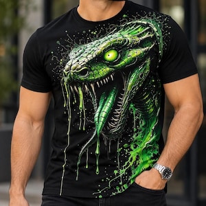 Peut inclure: Un t-shirt noir à manches courtes orné d'un grand motif détaillé représentant un serpent vert aux yeux jaunes brillants, aux crocs acérés et à la langue longue. Le design présente des éclaboussures et des gouttes de liquide vert vif.