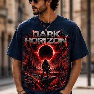 Peut inclure: Un t-shirt bleu foncé avec une impression graphique portant le texte "DARK HORIZON" dans une police métallique. Le motif représente une silhouette debout sur une falaise surplombant un paysage rougeoyant avec un soleil noir dans le ciel.