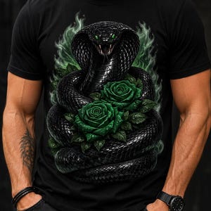Może przedstawiać: Czarny t-shirt z grafiką przedstawiającą zwiniętą czarną kobrę ze świecącymi na zielono oczami i kłami, otoczoną dwiema ciemnozielonymi różami i smugami zielonego dymu. Wąż ma szczegółowe łuski i jest umieszczony centralnie na klatce piersiowej.