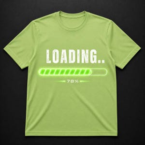 Peut inclure: Un t-shirt à manches courtes vert citron avec une impression graphique blanche indiquant LOADING.. au-dessus d'une barre de progression vert néon lumineuse et du texte 78%. Le motif est centré sur la poitrine du t-shirt à col rond.