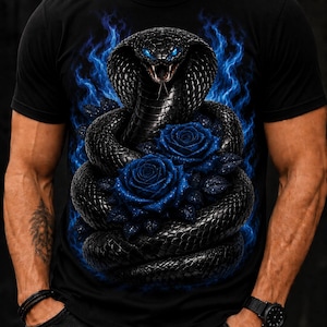Peut inclure: Un t-shirt noir à manches courtes arborant une impression graphique représentant un cobra noir enroulé aux yeux bleus brillants, entouré de flammes bleues vives et de deux roses bleu foncé avec des gouttelettes d'eau sur les pétales.