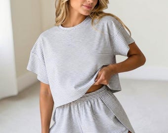 Randigt pyjamasset för kvinnor, set med kortärmad topp och shorts, mysigt loungeset, söta matchande sovkläder, mjukt och bekvämt pyjamasset
