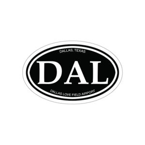 Può includere: Un adesivo ovale con sfondo nero e bordo bianco. Il grande testo bianco DAL è centrato. Un testo bianco più piccolo riporta DALLAS, TEXAS in alto e DALLAS LOVE FIELD AIRPORT in basso. Il design è pulito e ad alto contrasto.