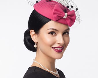 Chapéu pillbox de lã fúcsia com véu gaiola, fascinator com laço de pérolas