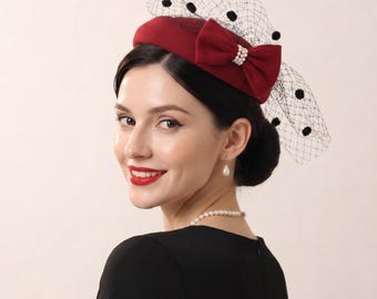 Rode wollen pillboxhoed met vogelkooi-sluier, strik-fascinator, vintage hoed voor bruiloftsgasten in de kerk