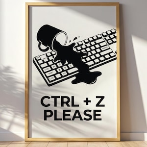 Könnte beinhalten: Ein gerahmter Kunstdruck mit einer schwarz-weißen Grafik einer Kaffeetasse, die Flüssigkeit über eine Computertastatur verschüttet. Unter der Abbildung steht der Text CTRL + Z PLEASE in fetten, schwarzen Großbuchstaben auf weißem Grund.