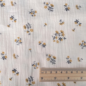 クリーム色のヴィンテージミニ花柄ダブルガーゼコットン生地（子供用パジャマ用）1/2ヤード