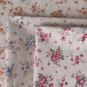 Tessuto di cotone con motivo floreale vintage a rose su sfondo beige, rosa, blu e giallo, stile shabby chic, 1/2 iarda