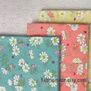 Saldi - Tessuto di cotone floreale con margherite, margherite bianche su cotone azzurro giallo rosa - Mezza iarda