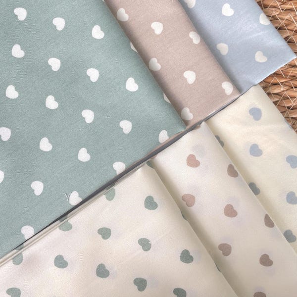 Tela 100% algodón con estampado de corazones: corazones rosas, azules, verdes, caqui y marfil.