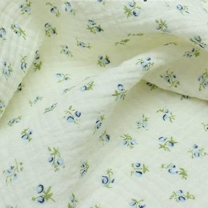 Tissu en coton double gaze de soie floral bleu, roses – Chambre de bébé