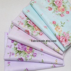 Tessuto di cotone floreale con rose blu e rosa viola, grandi piccole rose, fiori coordinati in cotone - 1/2 iarda