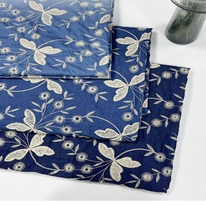 Tela bordada azul denim con bordado floral beige y mariposas para verano - 1/2 yarda