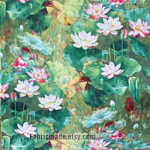 以下が含まれることがあります： ピンクと白の蓮の花が繰り返し描かれた緑と黄色の花柄の生地。生地は水彩画のような質感がある。