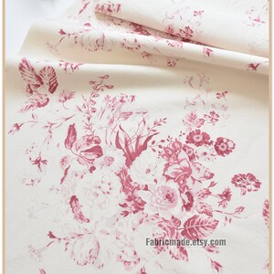 Puede incluir: Tela blanca con un patr&oacute;n floral rosa. La tela presenta un dise&ntilde;o repetitivo de rosas rosas y hojas. La tela es perfecta para proyectos de manualidades, acolchado y decoraci&oacute;n del hogar.