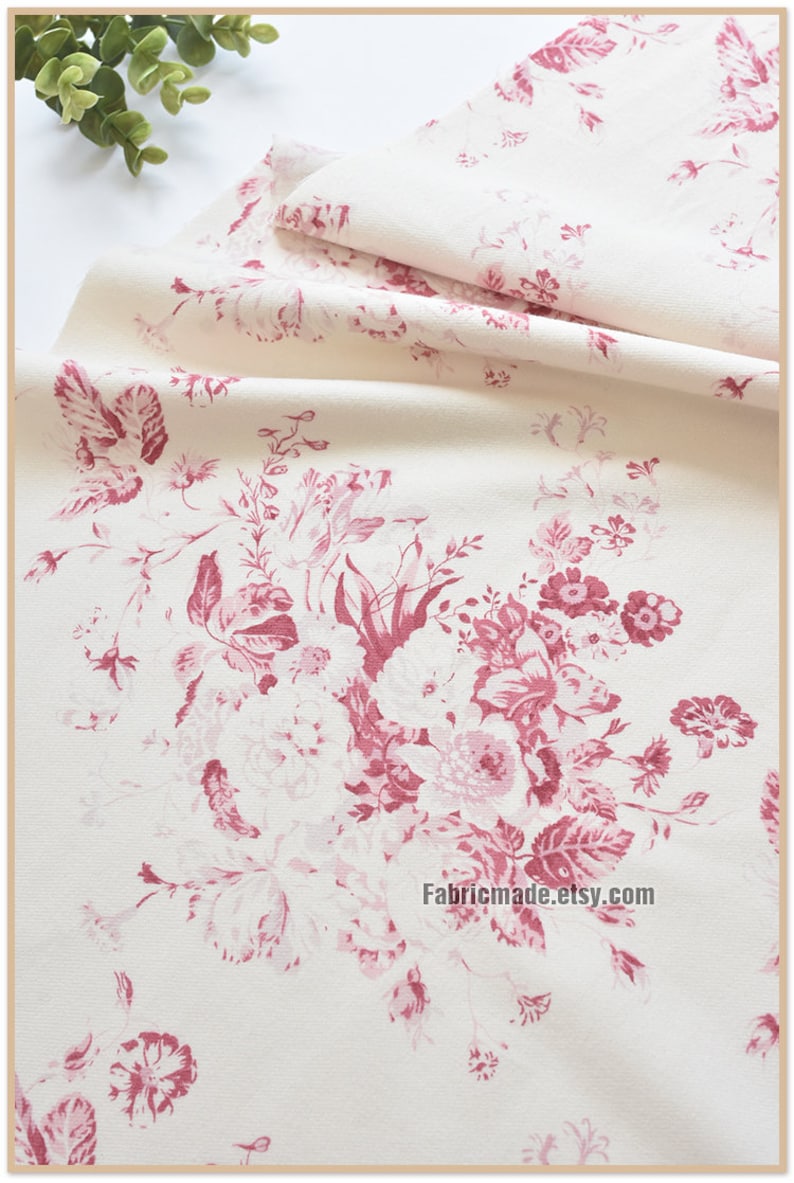 Puede incluir: Tela blanca con un patr&oacute;n floral rosa. La tela presenta un dise&ntilde;o repetitivo de rosas rosas y hojas. La tela es perfecta para proyectos de manualidades, acolchado y decoraci&oacute;n del hogar.