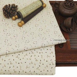 Tessuto floreale in lino beige chiaro con piccole margherite bianche - 1/2 iarda