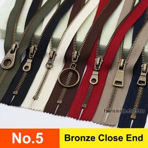 Può includere: Assortimento di nastri per cerniere con tiretti a chiusura in bronzo in vari colori, tra cui verde, nero, bianco, marrone, rosso, beige e blu navy. I nastri per cerniere sono etichettati "No. 5 Bronze Close End".