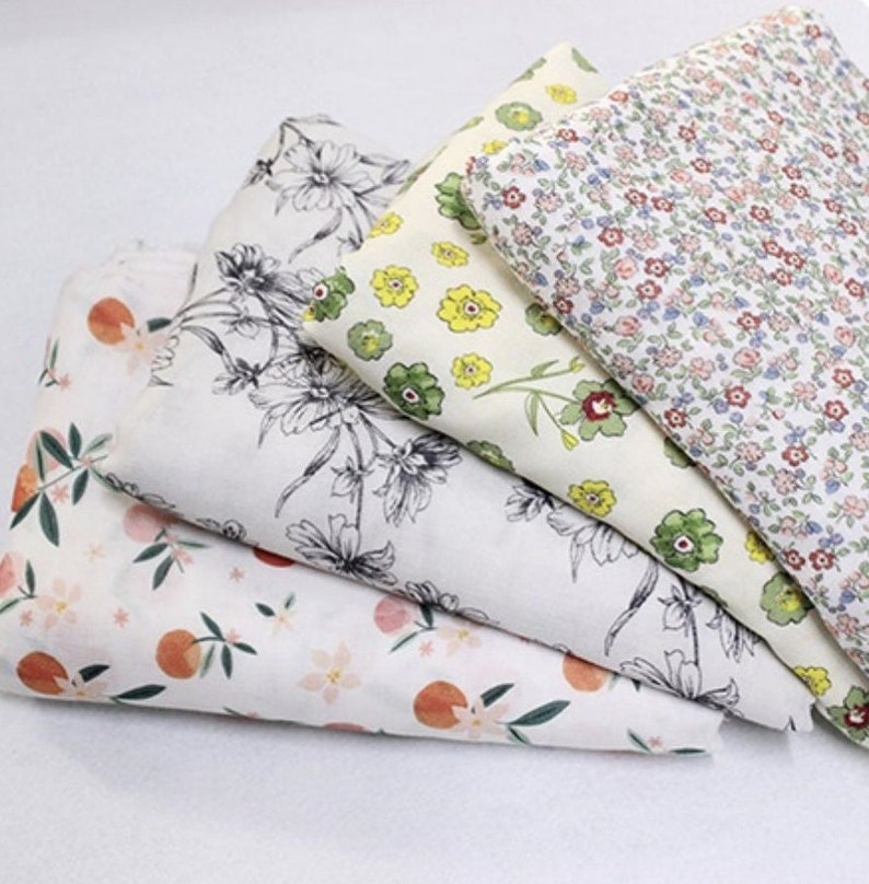 Peut inclure: Quatre &eacute;chantillons de tissu avec des motifs floraux. L'&eacute;chantillon du haut pr&eacute;sente un petit motif floral blanc, bleu et rouge. Le deuxi&egrave;me &eacute;chantillon pr&eacute;sente un motif floral plus grand, jaune et vert. Le troisi&egrave;me &eacute;chantillon pr&eacute;sente un motif floral noir et blanc. L'&eacute;chantillon du bas pr&eacute;sente un petit motif floral p&ecirc;che et vert.