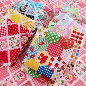 Pode incluir: Uma pilha de quadrados de tecido coloridos com vários padrões, incluindo bolinhas, xadrez e desenhos florais. Os tecidos apresentam imagens de morangos, cerejas, patos e um esquilo. O texto "Fabricmade.etsy.com" é visível no canto inferior direito da imagem.