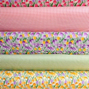Tessuto di cotone trapuntato con motivo floreale tulipano rosa giallo viola - 1/2 iarda